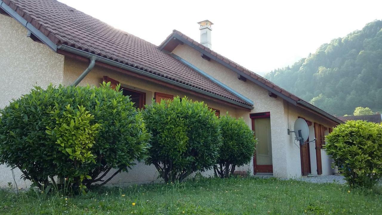 Vue Sur Les Montagnes Dans Maison Au Calme Saint-Joseph-de-Riviere Exterior foto